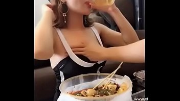 porn คริปโป้ประเทศไทย หลุดแอบถ่ายคลิบส่งการบ้าน จับเย็ดขณะกินข้าว ยังไม่อิ่มก็ถูกขยำนมล้วงหี เย็ดกันให้เสร็จจะรีบมาแดกต่อ