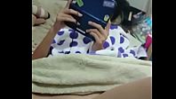 เย็ดน้องสาวแบบชุดใหญ่ นอนเล่นเกมนินเทนโด ทำไม่สนใจแต่พอถูกเขี่ยหีน้ำเดินเต็มนิ้ว คลิปโป๊xมาใหม่