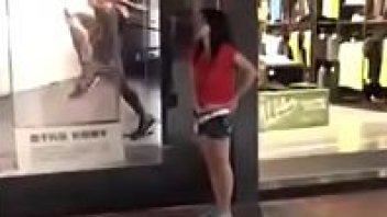 xxxหลุดแอบถ่ายในมือถือ สาวไทยเสื้อแดงยืนล้วงหีกลางห้างดังบางกะปิ คนเดินผ่านเห็นเธอเอานิ้วเบ็ดหีก็ไม่แคร์ แถมยังชวนมาจับหีฟรีไม่คิดเงินอีกด้วย